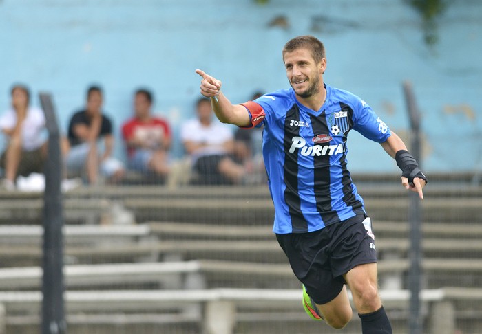Emiliano Alfaro tras convertir para Liverpool durante la 11ª fecha del Campeonato de la Segunda División Profesional ante Boston River en Belvedere. (archivo, noviembre de 2014) · Foto: Santiago Mazzarovich Emiliano Alfaro tras convertir para Liverpool durante la 11ª fecha del Campeonato de la Segunda División Profesional ante Boston River en Belvedere. (archivo, noviembre de 2014) · Foto: Santiago Mazzarovich