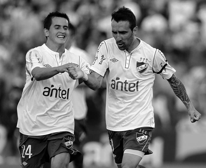 Adrián Luna y Vicente Sánchez, ayer, tras el primer gol de Nacional ante Central Español, en el Parque Central.  · Foto: Pedro Rincón