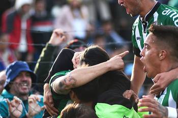 Los jugadores de Racing tras el gol de Maicol Cabrera a Fénix en el parque Osvaldo Roberto. Los jugadores de Racing tras el gol de Maicol Cabrera a Fénix en el parque Osvaldo Roberto.