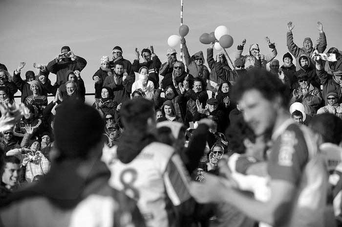 Jugadores e hinchas de San Carlos, el domingo, tras la obtención del título de campeón de la Copa Nacional de Clubes. / foto: Fernando Morán