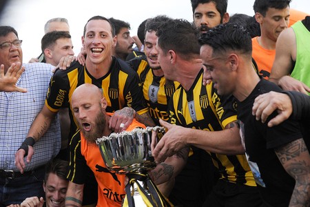 Los jugadores de Peñarol, tras la obtención del título del Campeonato Apertura. · Foto: Fernando Morán Los jugadores de Peñarol, tras la obtención del título del Campeonato Apertura. · Foto: Fernando Morán