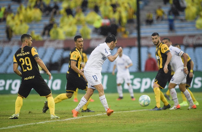 Matias Zunino, convierte el gol de Nacional, en el estadio Centenario. · Foto: Sandro Pereyra
