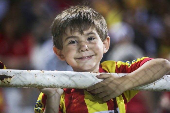 Hincha de Progreso en el Parque Viera, durante el partido de ida ante Barcelona de Guayaquil.  · Foto: .