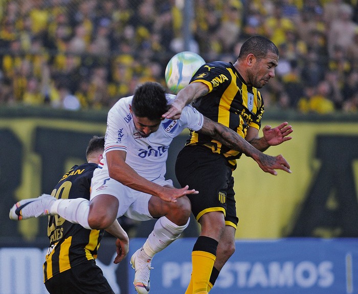 Kevin Ramírez, de Nacional, y Walter Gargano, de Peñarol, durante el segundo tiempo en el estadio  · Foto: Juan Manuel Ramos