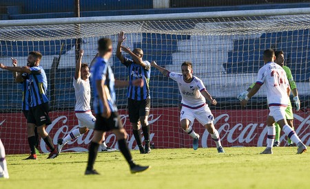 Octavio Rivero, de Nacional, tras convertir el empate de Nacional, en el Estadio Belvedere. · Foto: Fernando Morán Octavio Rivero, de Nacional, tras convertir el empate de Nacional, en el Estadio Belvedere. · Foto: Fernando Morán