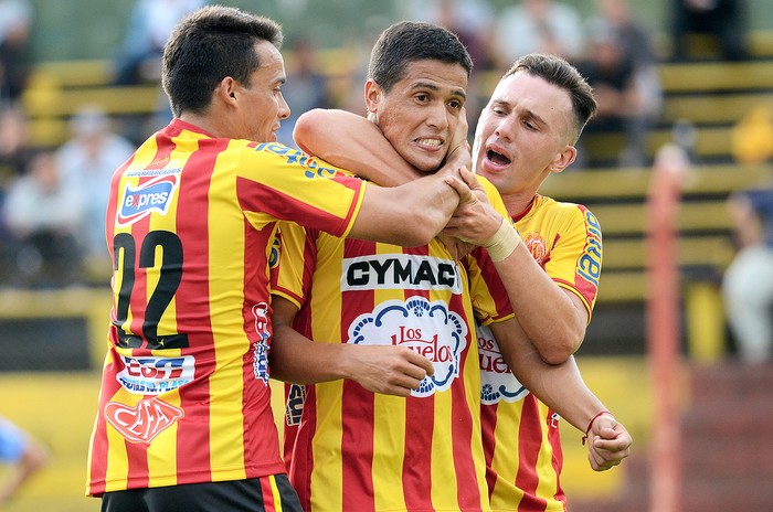 Esteban González, Rodrigo Viega, y Alexander Rosso, tras el gol Progreso. · Foto: Pablo Vignali