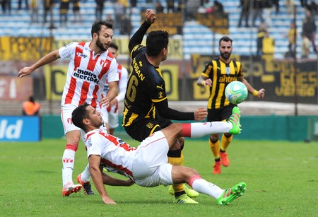 Claudio Herrera y Sebastián Gorga, de River Plate, y Gabriel Fernández, de Peñarol, en el estadio Centenario. · Foto: Federico Gutiérrez Claudio Herrera y Sebastián Gorga, de River Plate, y Gabriel Fernández, de Peñarol, en el estadio Centenario. · Foto: Federico Gutiérrez