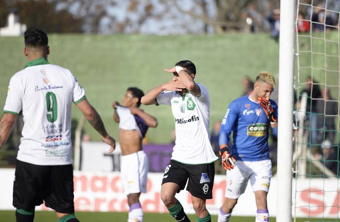 Gonzalo Sena convirtió el tercer gol de Racing con Fénix, en el Parque Osvaldo Roberto.  · Foto: Alessandro Maradei