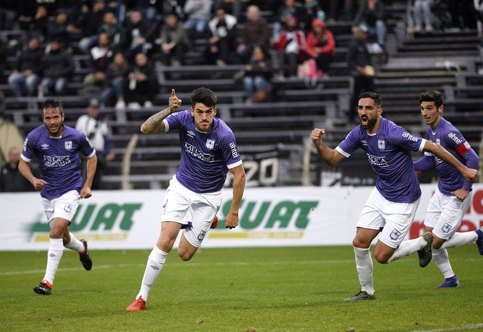 Matías Malvino, Álvaro González, Hernán Menosse y Martín Rabuñal, tras el gol de Malvino a Danubio, en el estadio Luis Franzini. · Foto: Alessandro Maradei