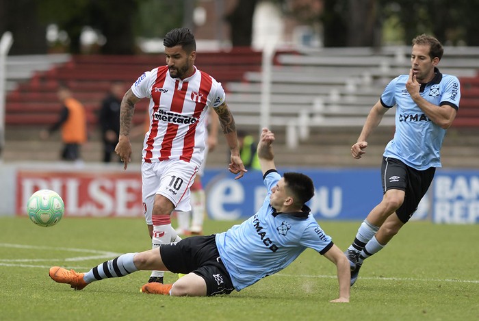 Manuel Castro, de Wanderers, Matías Jones, de River Plate, y Diego Riolfo, de Wanderers, en el Parque Saroldi.  · Foto: Sandro Pereyra