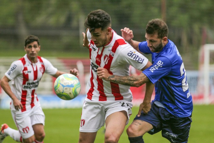 José Neris, de River Plate, y Enrique Etcheverry, de Cerro Largo, ayer, en el Parque Saroldi. · Foto: .