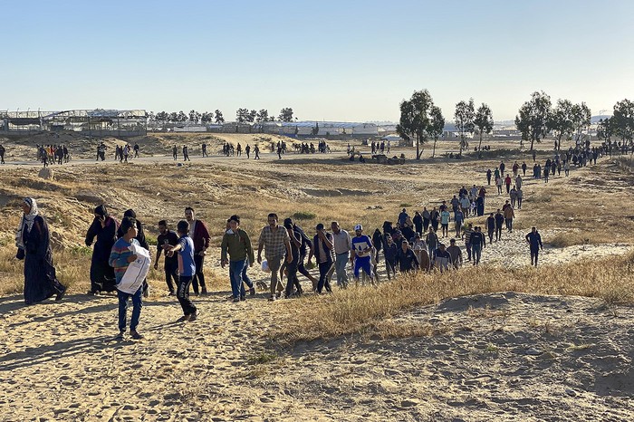 Palestinos desplazados regresan de los centros de distribución de ayuda en Rafah a sus campamentos en el sur de la Franja de Gaza. · Foto: AFP Palestinos desplazados regresan de los centros de distribución de ayuda en Rafah a sus campamentos en el sur de la Franja de Gaza. · Foto: AFP
