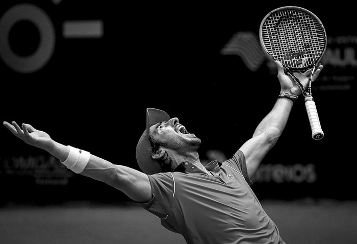 Pablo Cuevas festeja el título del Abierto de Brasil, torneo ATP 250, luego de vencer al italiano Luca Vanni, ayer, en San Pablo (Brasil). Foto: Ricardo Nogueira, Efe