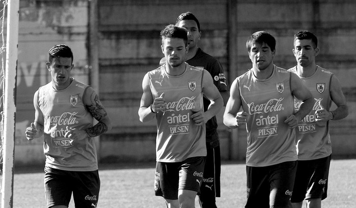 Jugadores de la selección uruguaya entrenan, el lunes, en Santa Cruz, Bolivia. Efe, s/d de Autor