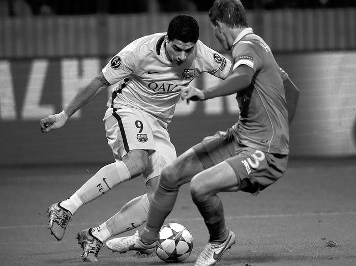Luis Suárez, de Barcelona, y Vitali Gayduchik, de Bate Borisov, durante el partido de la Champions League, ayer, en el Borisov Arena, Borisov, Bielorrusia. Foto: Maxim Malinovsky, Afp