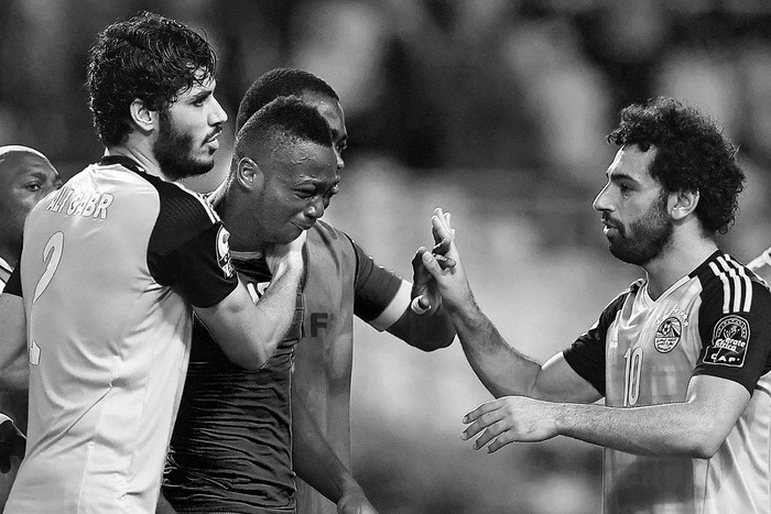 Hervé Kouakou Koffi, arquero de Burkina Faso (c), es consolado por los jugadores de Egipto Ali Gabr (i) y Mohamed Salah (d), luego de la final de la Copa Africana de Naciones, ayer, en Gabón. Foto: Gabriel Bouys, AFP