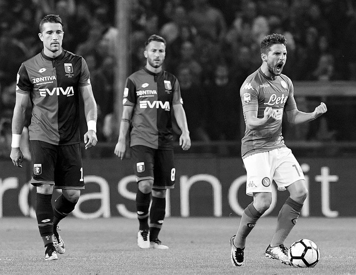 Dries Mertens, de Napoli, festeja un gol a Genoa, ayer, en el estadio Ferrari, en Génova. Foto: Vincenzo Pinto, AFP