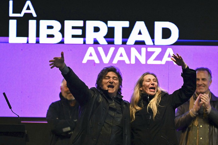 avier Milei y su hermana, Karina Milei durante el acto de cierre de campaña de La Libertad Avanza para las elecciones provinciales en Moreno, el 3 de septiembre. · Foto: Luis Robayo, AFP