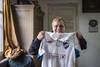 Lila Islas, ex futbolista y capitana del Club Nacional de Football en los 70, posa, en su casa del balneario Las Toscas, con la camiseta que le obsequió Joaquín Boghossian, la última vez que fue a ver a Nacional en el Parque Central.
· Foto: Natalia Rovira Lila Islas, ex futbolista y capitana del Club Nacional de Football en los 70, posa, en su casa del balneario Las Toscas, con la camiseta que le obsequió Joaquín Boghossian, la última vez que fue a ver a Nacional en el Parque Central.
· Foto: Natalia Rovira