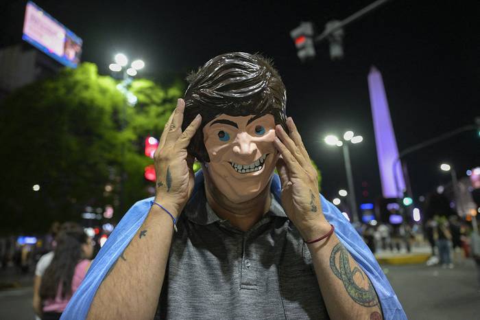 Un partidario de Javier Milei, durante los festejos por la victoria en la segunda vuelta de las elecciones presidenciales en el Obelisco de Buenos Aires, el 19 de noviembre. · Foto: Juan Mabromata,  AFP