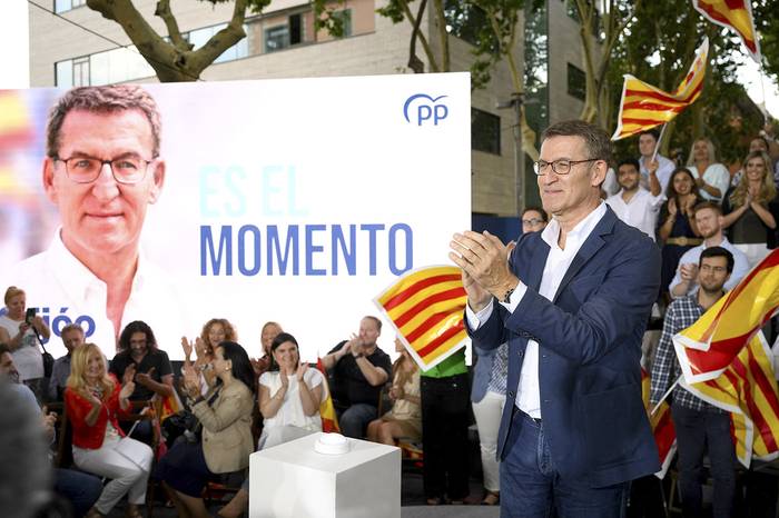 Alberto Núñez Feijóo, líder del Partido Popular,  durante un acto electoral al comienzo de la campaña para las elecciones generales de España, en Barcelona el 6 de julio de 2023. · Foto: Josep Lago, AFP