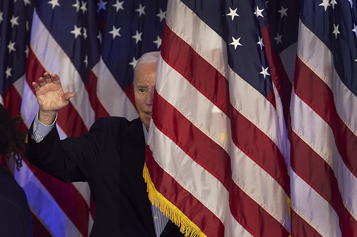 El presidente estadounidense, Joe Biden, abandona un acto de campaña en la Sherman Middle School en Madison, Wisconsin. · Foto: Scott Olson, Getty Images, AFP