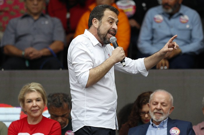 El candidato a la alcaldía, Guilherme Boulos, durante un acto de campaña en San Pablo, el 24 de agosto. · Foto: Miguel Schincariol, AFP