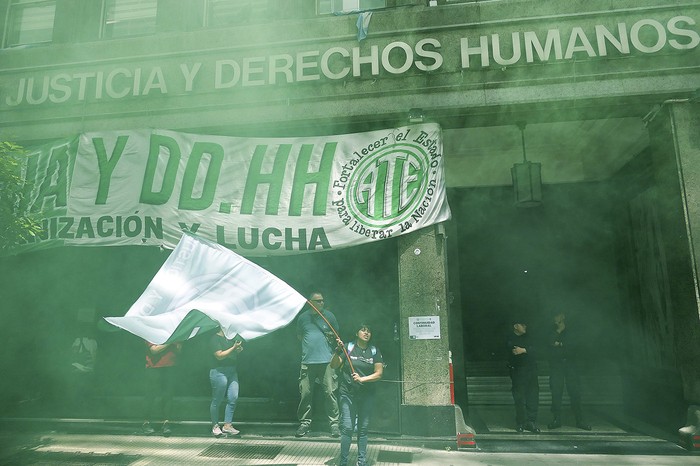 Movilización de trabajadores en contra de recortes presupuestales y despidos en dependencias estatales frente al ministerio de Justicia y Derechos Humanos en Buenos Aires (archivo, octubre de 2024). · Foto: Enrique García Medina.