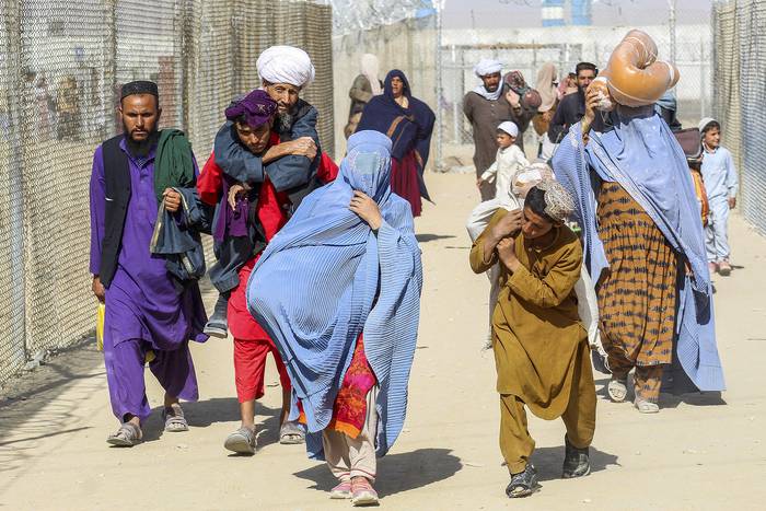 Familias afganas llegan a Pakistán a través del paso fronterizo en Chaman, el 24 de agosto de 2021, tras la victoria militar del movimiento Taliban en Afganistán por los talibanes. · Foto: Stringer, AFP