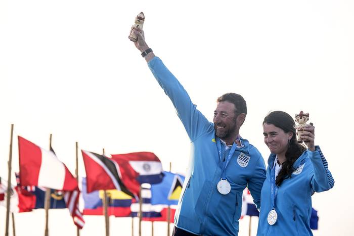 Ricardo Fabini y Florencia Parnizari, cuando recibieron la medalla de plata obtenida, en la categoría snipe de vela, en la Bahía de Paracas. Foto: Guillermo Arias, Lima 2019 

