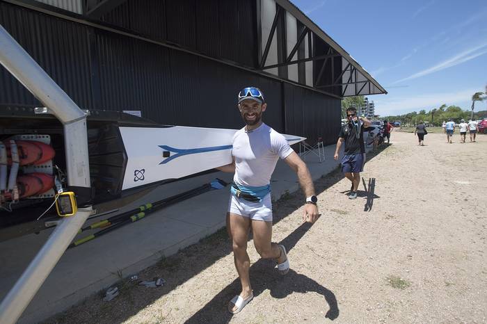 Bruno Cetraro, durante el Campeonato Uruguayo de Remo, "100 años FUR", el 27 de noviembre de 2022 en el lago Calcagno. · Foto: Sandro Pereyra, Agencia Gamba