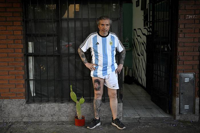 Pablo Vega, de 48 años, votante del presidente electo Javier Milei, luego de tatuarse el rostro de Milei en La Matanza, provincia de Buenos Aires, Argentina, el 7 de diciembre. · Foto: Luis Robayo, AFP