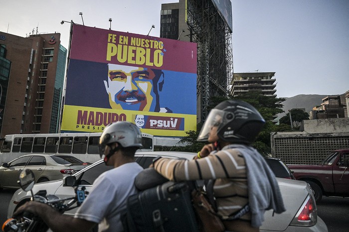 Publicidad electoral en Caracas. · Foto: Juan Barreto, AFP