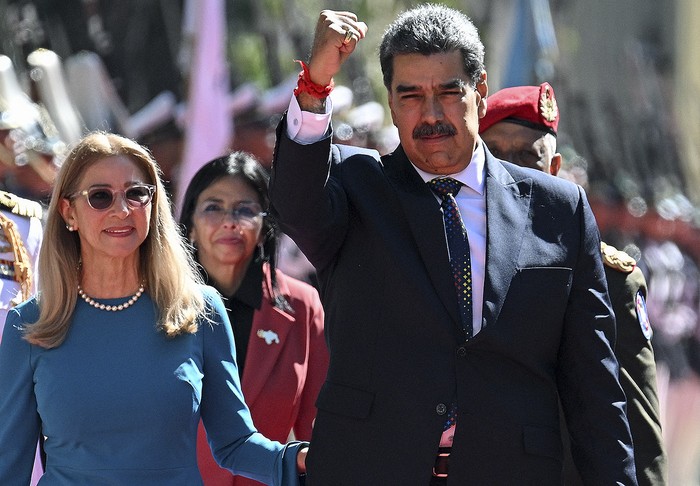 El presidente de Venezuela, Nicolás Maduro junto a la primera dama, Cilia Flores, a su llegada al Capitolio para la investidura presidencial, en Caracas. · Foto: Federico Parra, AFP