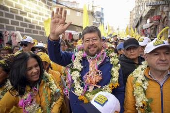 El candidato presidencial de Bolivia por la coalición Alianza Unidad, Samuel Doria Medina (centro),  junto a su candidato a vicepresidente, José Luis Lupo, durante un acto de campaña en La Paz el 12 de agosto. · Foto: Martín Bernetti, AFP