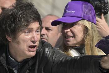 El presidente Javier Milei y su hermana, Karina Milei, encabezan una caravana previo a las elecciones legislativas provinciales en Lomas de Zamora, provincia de Buenos Aires. · Foto: Juan Mabromata,  AFP