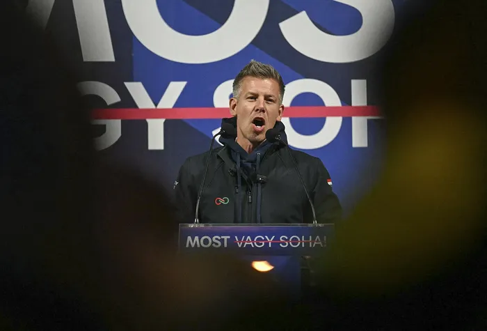 Peter Magyar durante un acto de campaña. · Foto: Attila Kisbenedek, AFP