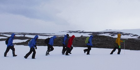Estudiantes de la Escuela de Verano de Investigación Antártica volviendo de un muestreo en el estrecho
de Drake hacia la Base Científica Antártica Artigas. Foto: gentileza de Bettina Tassino Estudiantes de la Escuela de Verano de Investigación Antártica volviendo de un muestreo en el estrecho
de Drake hacia la Base Científica Antártica Artigas. Foto: gentileza de Bettina Tassino