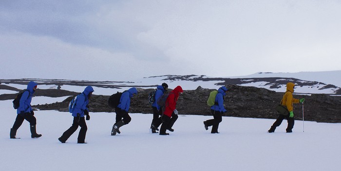 Estudiantes de la Escuela de Verano de Investigación Antártica volviendo de un muestreo en el estrecho
de Drake hacia la Base Científica Antártica Artigas. Foto: gentileza de Bettina Tassino