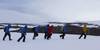 Estudiantes de la Escuela de Verano de Investigación Antártica volviendo de un muestreo en el estrecho
de Drake hacia la Base Científica Antártica Artigas. Foto: gentileza de Bettina Tassino Estudiantes de la Escuela de Verano de Investigación Antártica volviendo de un muestreo en el estrecho
de Drake hacia la Base Científica Antártica Artigas. Foto: gentileza de Bettina Tassino