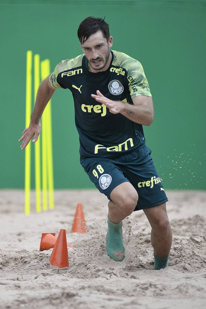 Matías Viña, durante una sesión de entrenamiento de Palmeiras, en la Academia de Fútbol CT, en San Pablo. Foto: Bruno, Ulivieri, AGIF, AFP · Foto: Bruce