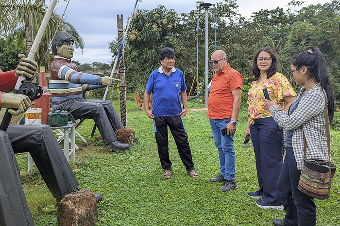 Evo Morales y delegación venezolana junto a una escultura donde está pescando con Hugo Chávez en el Chapare. Foto: Eugenia Cattaneo