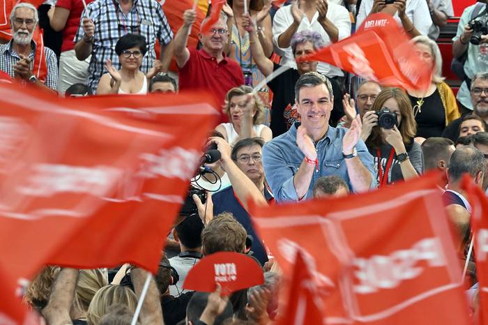 El primer ministro español y candidato del Partido Socialista Español (PSOE), Pedro Sánchez, durante su cierre de campaña en Getafe, en las afueras de Madrid. · Foto: Javier Soriano, AFP