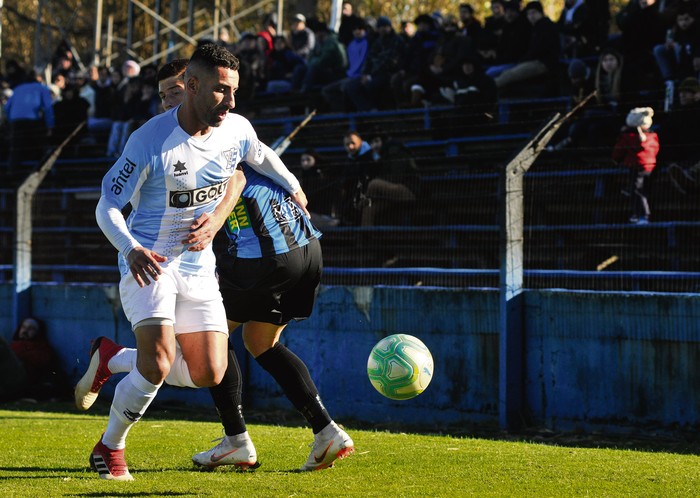 Christian Núñez, de Cerro, y Juan Ignacio Ramírez, de Liverpool, en el estadio Belvedere. · Foto: Federico Gutiérrez