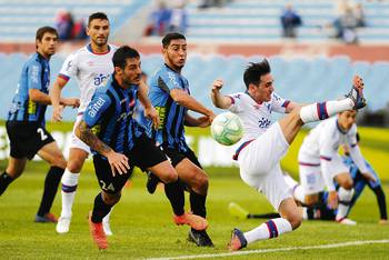 Martín Rivas, de Liverpool, y Matías Zunino, de Nacional, atrás Gonzalo Bergessio, de Nacional, y Sebastián Cáceres, de Liverpool, en el estadio Centenario. Martín Rivas, de Liverpool, y Matías Zunino, de Nacional, atrás Gonzalo Bergessio, de Nacional, y Sebastián Cáceres, de Liverpool, en el estadio Centenario.