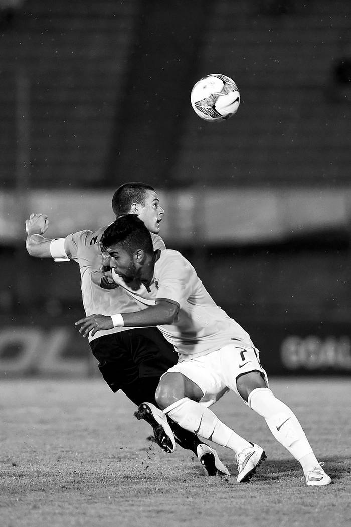 Nahitan Nández, de Uruguay, y Gabriel, de Brasil, durante el primer
partido del hexagonal disputado en el estadio Centenario. Foto: Nicolás Celaya (archivo, enero de 2015)