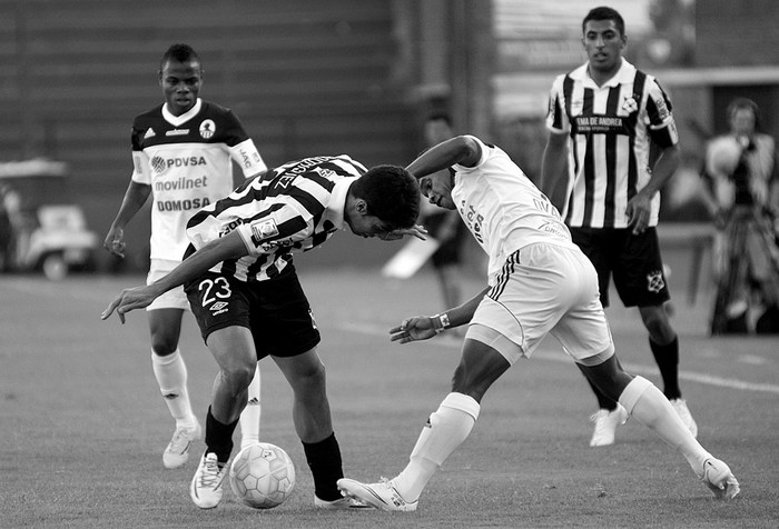 Gastón Rodríguez, de Wanderers, y Luis Ovalle, de Zamora, en el Gran Parque Central. Foto: Pablo Vignali