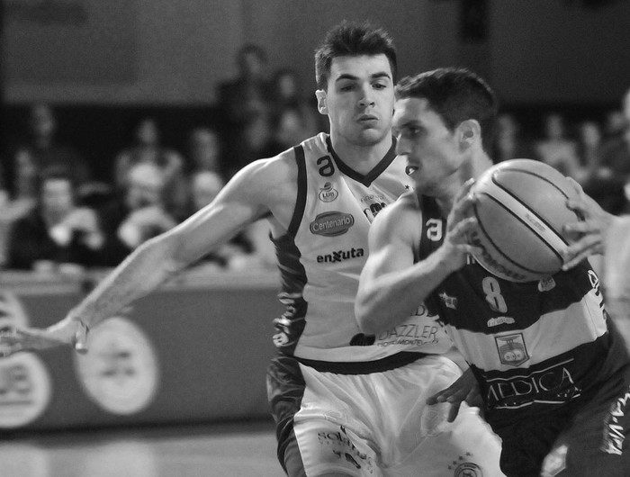 Luciano Parodi, de Hebraica y Macabi, y Marcos Cabot, de Defensor Sporting, ayer, en el Palacio Peñarol. Foto: Federico Gutiérrez