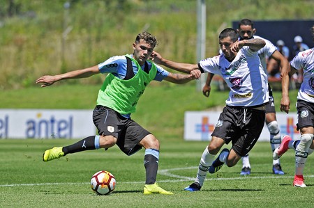 Nicolás Schiappacasse (i) en un partido con San José, ayer, durante una práctica de la Selección sub 20 en el Complejo Celeste. foto: federico gutiérrez · Foto: Federico Gutiérrez Nicolás Schiappacasse (i) en un partido con San José, ayer, durante una práctica de la Selección sub 20 en el Complejo Celeste. foto: federico gutiérrez · Foto: Federico Gutiérrez