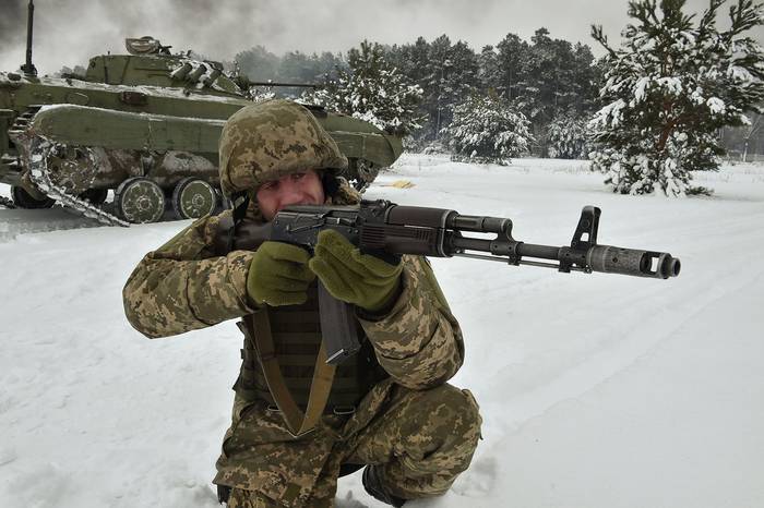 Reservas del Ejército ucraniano hacen maniobras militares en el Centro de Entrenamiento del Ejército cerca de la aldea de Desna, región de Chernigiv en el norte de Ucrania, el 19 de diciembre.  · Foto: Genya Savilov, AFP 